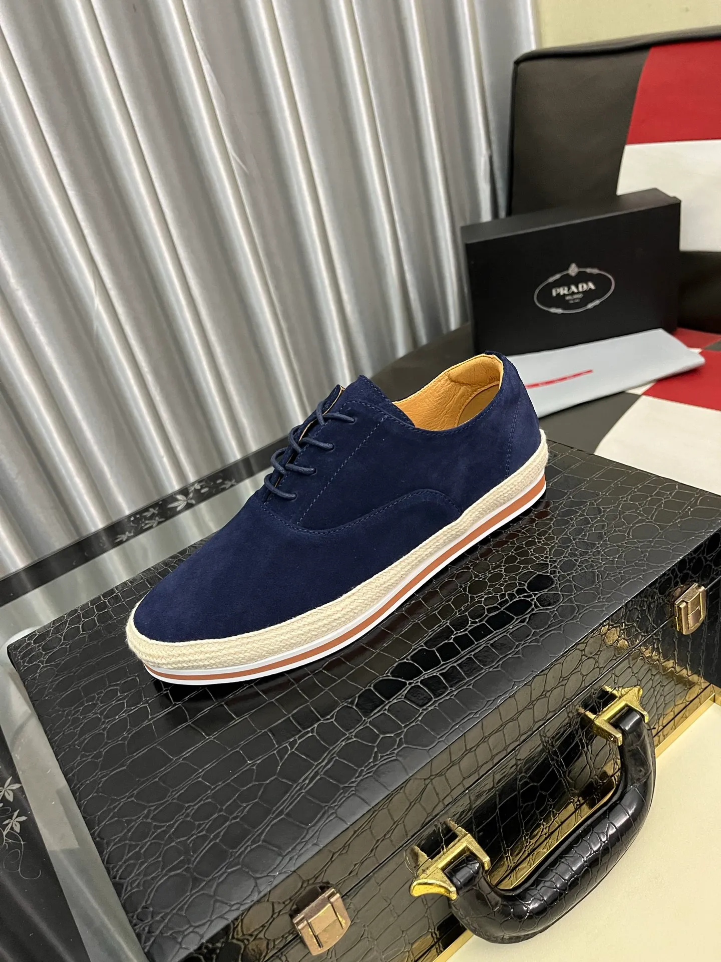 Men's shoes 💰440⌚️⌚️【PRADA】Prada ~ unique and casual style. New models from Prada official website are coming [Celebrate][Celebrate]🏃High-end brand casual shoes ➕Full set of packaging😍😍 Men's 2023 counters are on sale simultaneously, Italian imported brands select first-layer Italian cowhide. 🐑Sheepskin lining (refuses to discolor and rub feet) Sole: Original sole specially provided by the original factory 🎬Better in kind Size number: 38-442️⃣Colors available